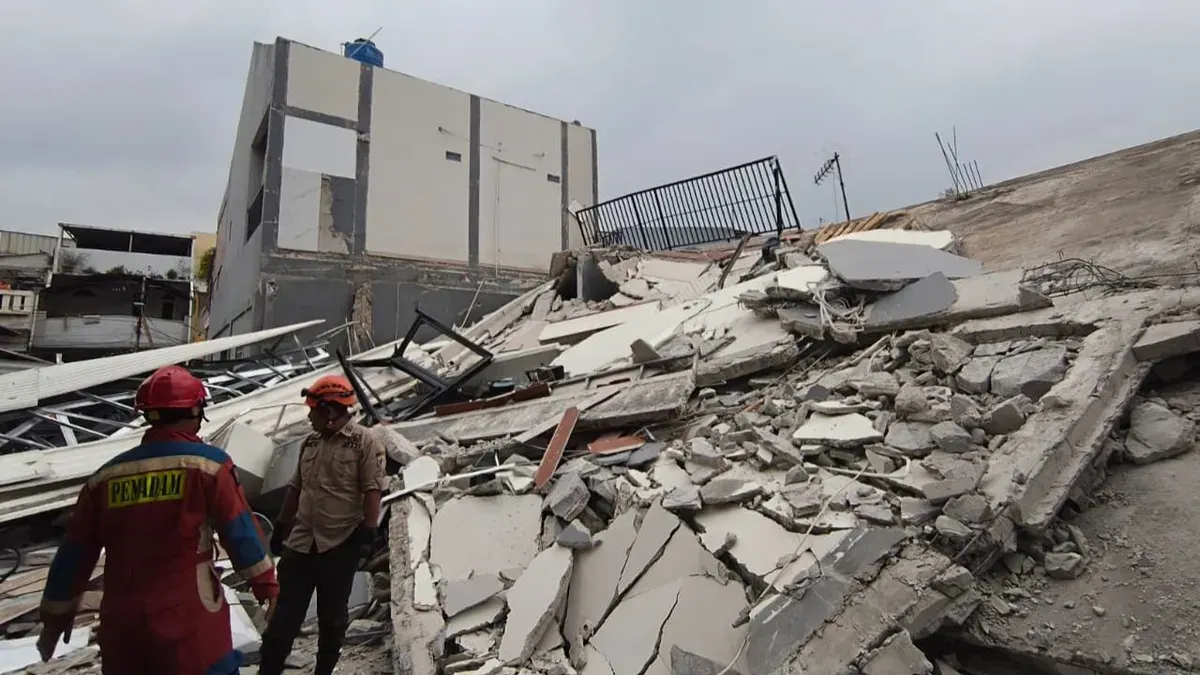 Parking building in Koja, North Jakarta collapsed, crushing 5 vehicles