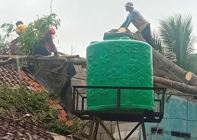 As a result of extreme weather, BPBD Lebak recorded 42 residents’ houses damaged