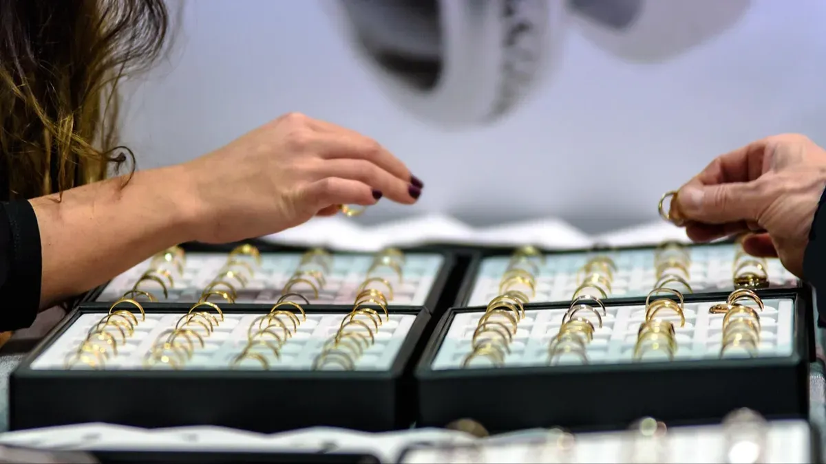 Check the Price of Gold Jewelry This Afternoon 10 December 2025: Increases Again to IDR 2,215 Million per Gram