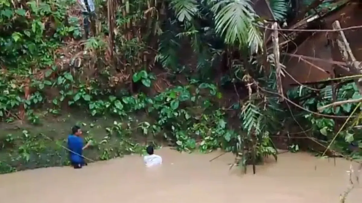Suspension Bridge in Lebak Collapses, Three Motorcycle Riders Fall into the River