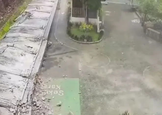 The 65 meter long dividing wall of a house in Kalibata collapsed into the school area, no casualties