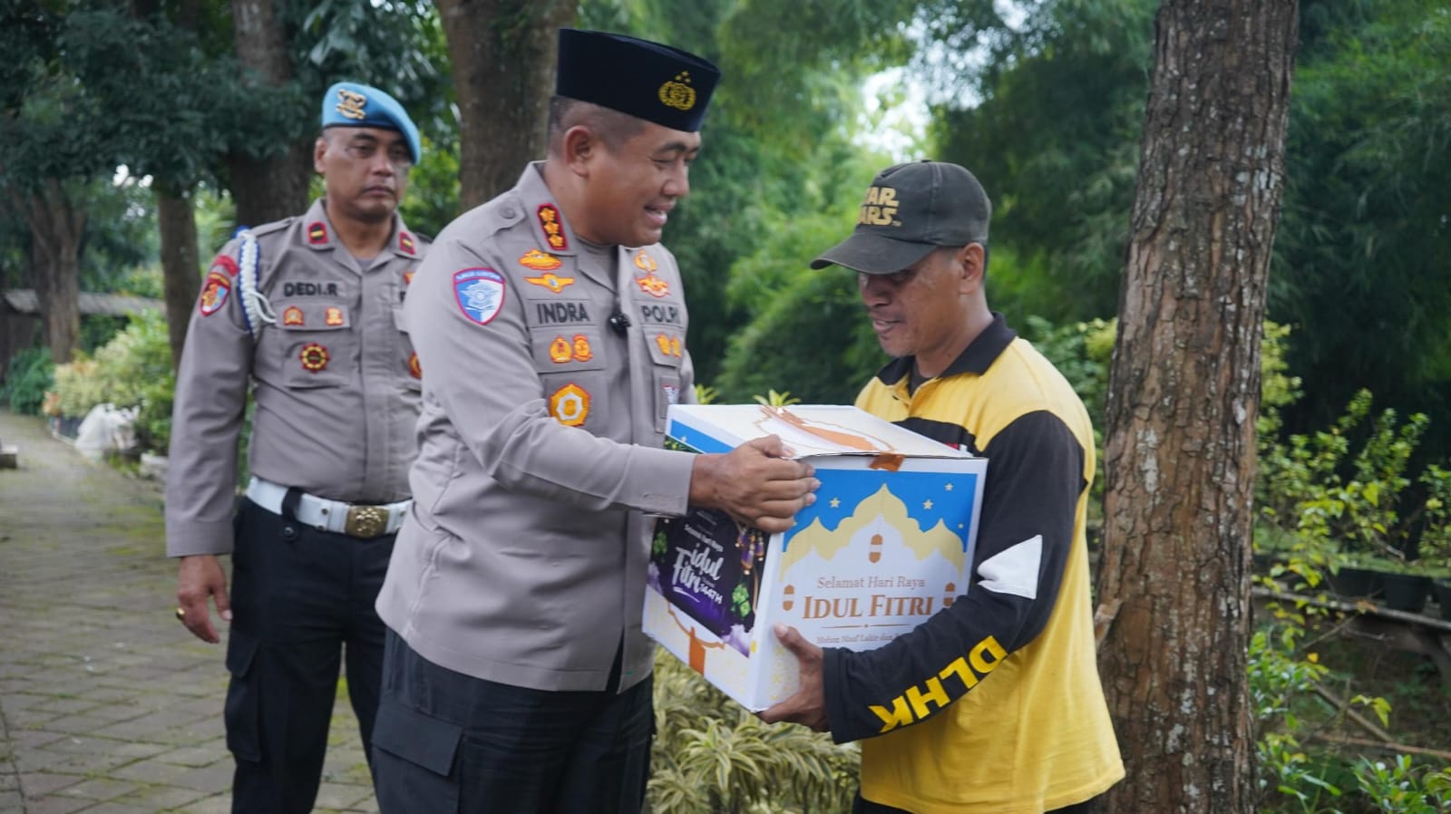 Tangerang Police and Journalists Distribute Takjil and Basic Food in Ramadan