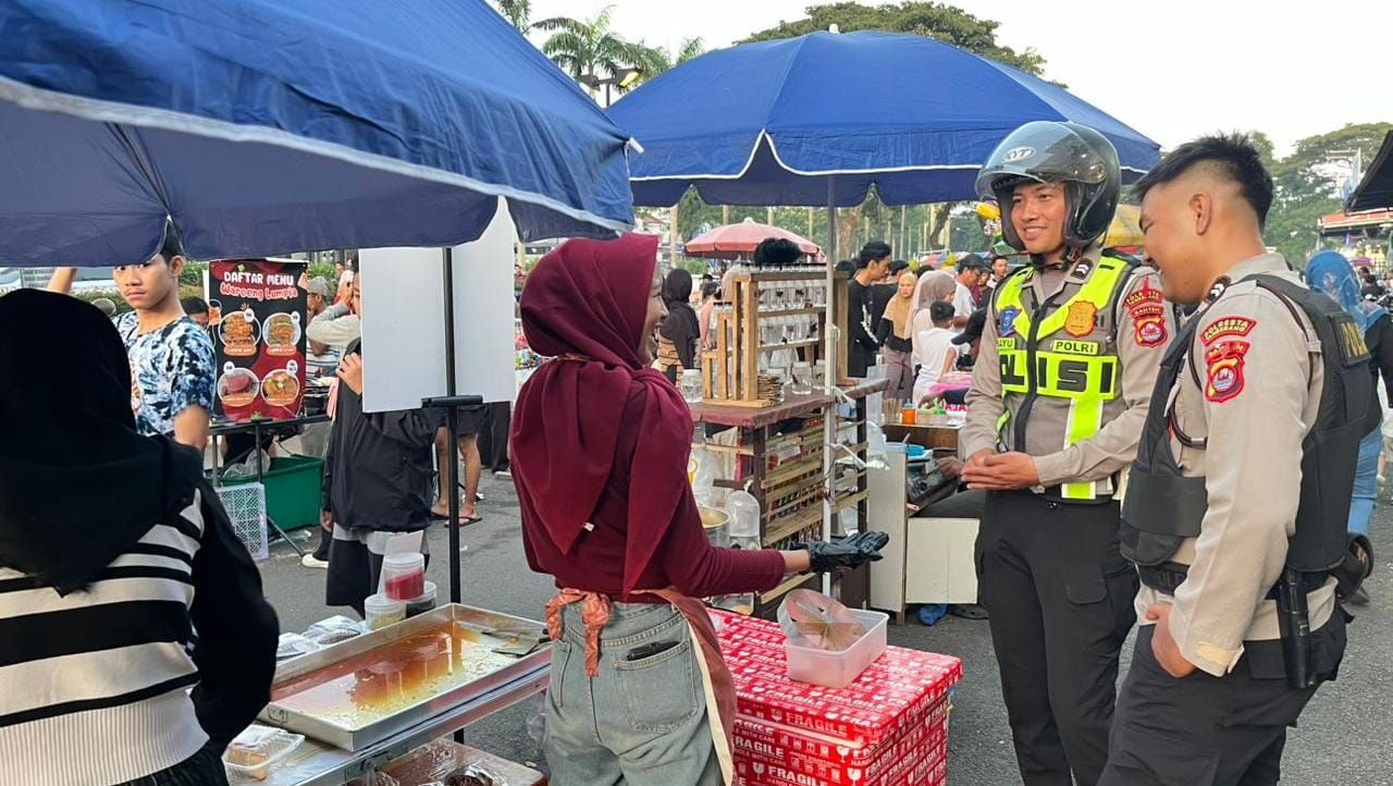 Ahead of Breaking the Fast, Citra Raya Pospam Personnel Hold Takjil Patrols in Cikupa